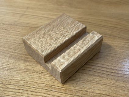 Dubový stojánek pro telefon